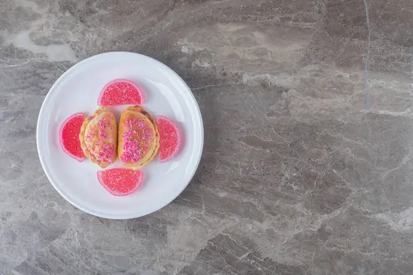 Marmelades Kleine Broodjes Met Notenvulling Een Schotel Marmeren Ondergrond Hoge — Stockfoto
