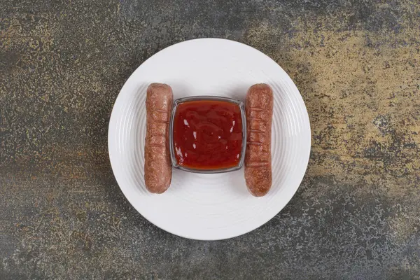 Pyszne Smażone Kiełbaski Ketchup Białym Talerzu Wysokiej Jakości Zdjęcie — Zdjęcie stockowe