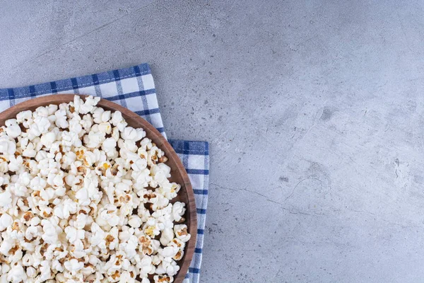 Freshly Popped Popcorn Piled Tray Towel Marble Background High Quality — Stock Photo, Image