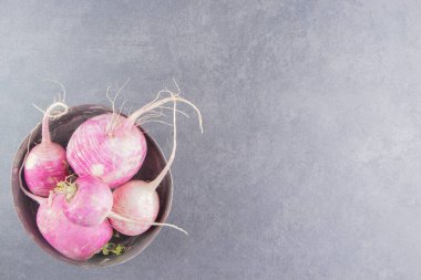 Mermer zemin üzerinde olgun turplardan bir kase. Yüksek kalite fotoğraf