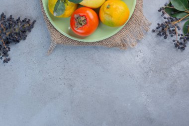 Mermer arka planda kumaş parçasında çeşitli meyve tabakları. Yüksek kalite fotoğraf