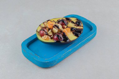 Mavi tabakta taze meyve çeşitleri. Yüksek kalite fotoğraf