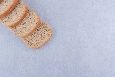 Siyah diyet ekmek dilimleri mermer zemine dizilmişti. Yüksek kalite fotoğraf