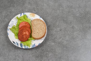 Renkli tabakta çavdar ekmeği dilimi ve sosis. Yüksek kalite fotoğraf