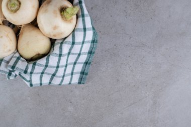 Gri arka planda taze şalgam sebzesi hasat ediyorlar. Yüksek kalite fotoğraf