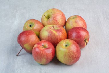 Taş zeminde bir sürü taze elma. Yüksek kalite fotoğraf