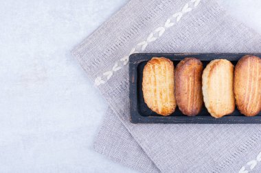 Siyah tabakta nefis bisküviler ve masa örtüsü. Yüksek kalite fotoğraf