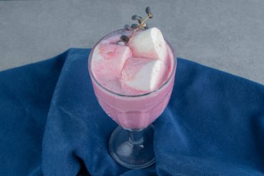 Havlunun üstünde çilekli milkshake var. Yüksek kalite fotoğraf