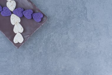 Mor ve beyaz kurabiyeler tahtada, mermer arka planda. Yüksek kalite fotoğraf