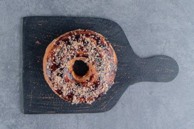 Büyük tatlı donutlu koyu ahşap bir tahta. Yüksek kalite fotoğraf