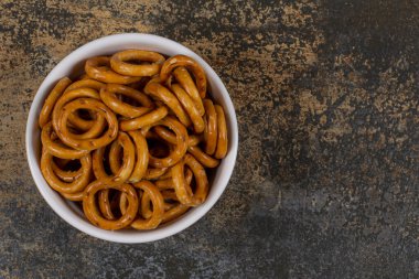 Beyaz kasede tuzlu simit halkaları. Yüksek kalite fotoğraf