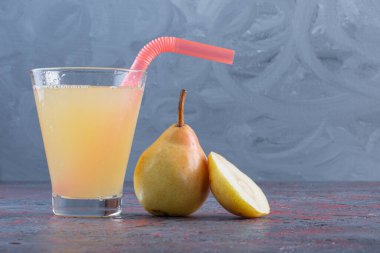  Armut Suyu 'nun gri arkaplanlı taze meyveli fotoğrafını çek. Yüksek kalite fotoğraf