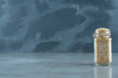 Mavi arka planda cam bir kavanozda ayçekirdeği. Yüksek kalite fotoğraf