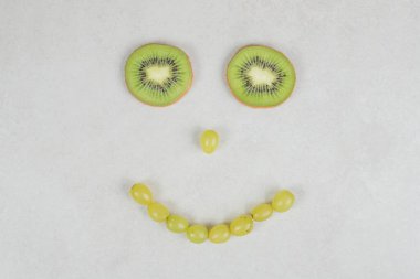 Surat şeklinde üzümler ve kivi dilimleri. Yüksek kalite fotoğraf