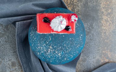 Mavi tahtada bir dilim meyveli pasta. Yüksek kalite fotoğraf