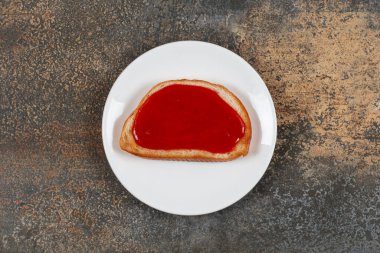 Kızarmış ekmek ve beyaz tabakta çilek reçeli. Yüksek kalite fotoğraf