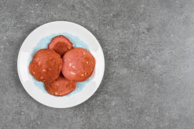 Beyaz tabakta nefis ızgara salam. Yüksek kalite fotoğraf