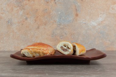 Kahverengi tabakta etli ev yapımı hamur işi. Yüksek kalite fotoğraf