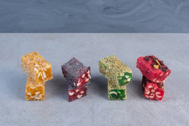 Mermer arka planda çeşitli Türk lezzetleri sergilenmektedir. Yüksek kalite fotoğraf