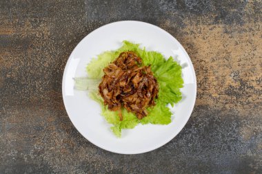 Beyaz tabakta marullu bol yağda kızartılmış soğan. Yüksek kalite fotoğraf