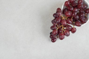 Beyaz fincanda taze kırmızı üzümler. Yüksek kalite fotoğraf