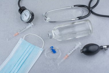 Tansiyon ölçer, steteskop ve bir sürü tıbbi eşya. Yüksek kalite fotoğraf