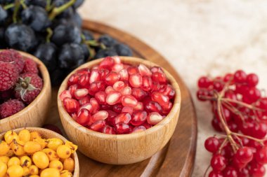 Lezzetli meyvelerle dolu ahşap bir kase. Yüksek kalite fotoğraf