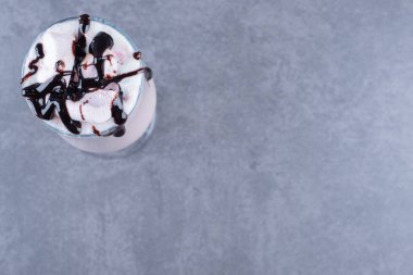 Gri arka planda taze yapılmış çikolatalı milkshake manzarası. Yüksek kalite fotoğraf