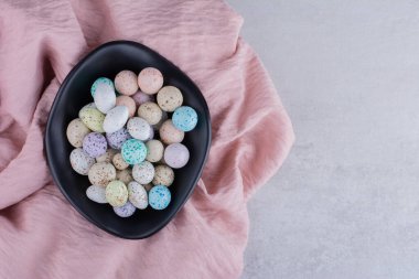 Tepside renkli şeker topları. Yüksek kalite fotoğraf