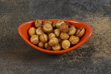 Turuncu kasede tuzlu krakerler. Yüksek kalite fotoğraf