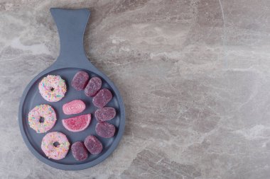 Donut ve marmelat mermer arka planda servis edilen küçük bir tavada. Yüksek kalite fotoğraf