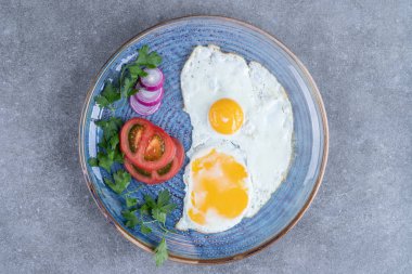 Bir tabak yumurta ve dilimlenmiş sebze. Yüksek kalite fotoğraf