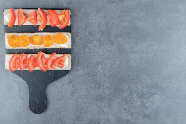 Tahtada domatesli çıtır tost. Yüksek kalite fotoğraf