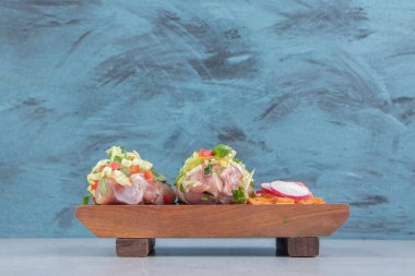 Çiğ tavuk budu, yemek pişirmek için malzemeli et, beyaz tahtada. Yüksek kalite fotoğraf