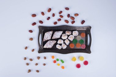 Masa arkasında lezzetli Türk lezzetleri