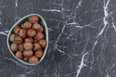 Mavi kasede taze fındık manzarası. Yüksek kalite fotoğraf