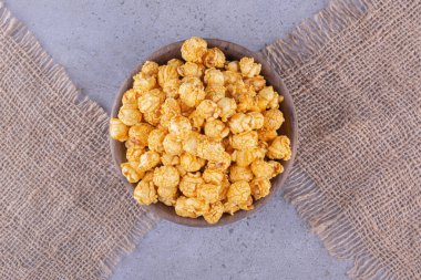 Mor arka planda lezzetli patlamış mısırın yakın plan görüntüsü