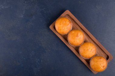 Kekler ahşap bir tabakta servis ediliyor. Yüksek kalite fotoğraf