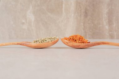 Ahşap kaşıkta kırmızı safran baharatları. Yüksek kalite fotoğraf