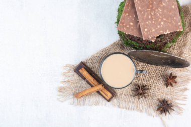 Kahve, çikolata, karanfil ve tarçınlı çuval bezi. Yüksek kalite fotoğraf