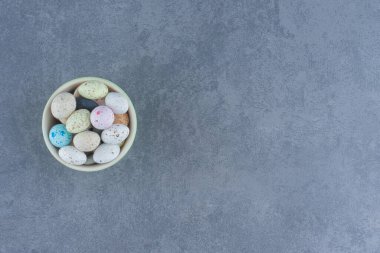 Mermer arka planda bir fincan lezzetli diş eti. Yüksek kalite fotoğraf