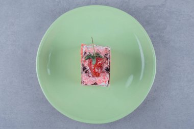 Taze çilekli pasta diliminin en iyi fotoğrafı. Yüksek kalite fotoğraf