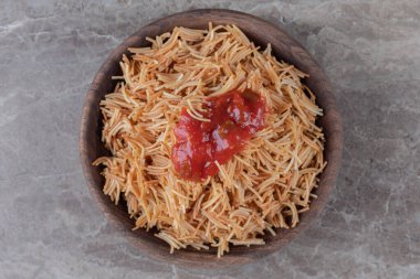 Mermer zemin üzerinde domates soslu Vermicelli makarna. Yüksek kalite fotoğraf