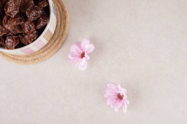 Kavrulmuş kahverengi ekşi kirazlar seramik bardakta. Yüksek kalite fotoğraf