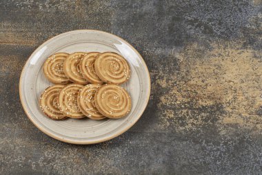 Seramik tabakta susam tohumlu lezzetli bisküviler. Yüksek kalite fotoğraf