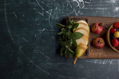 Mavi arka planda izole edilmiş ahşap bir tabakta meyve karışımı. Yüksek kalite fotoğraf