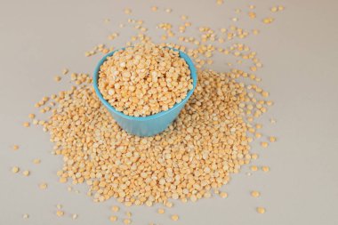 Beton zemin üzerinde seramik bir fincanda sarı bezelye çekirdeği. Yüksek kalite fotoğraf