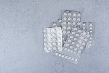 Mermer arka planda bir sürü hap paketi. Yüksek kalite fotoğraf