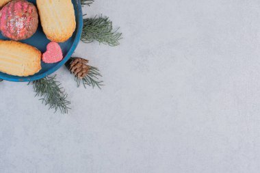 Mavi tabakta iki çeşit kurabiye ve kalp şeklinde şeker. Yüksek kalite fotoğraf