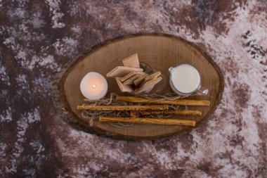 Misket masasında bir bardak sütle atıştırmalıklar ve krakerler. Yüksek kalite fotoğraf